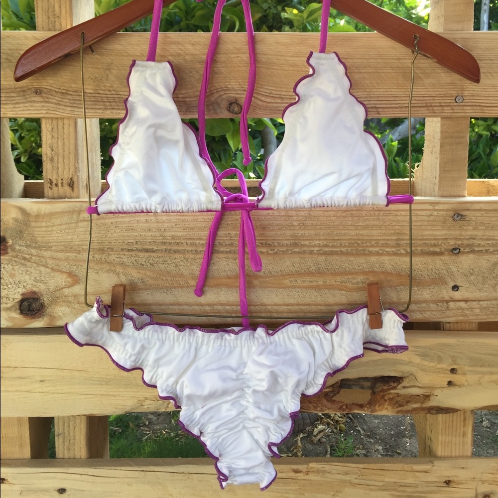 White scrunch butt bikini 👙